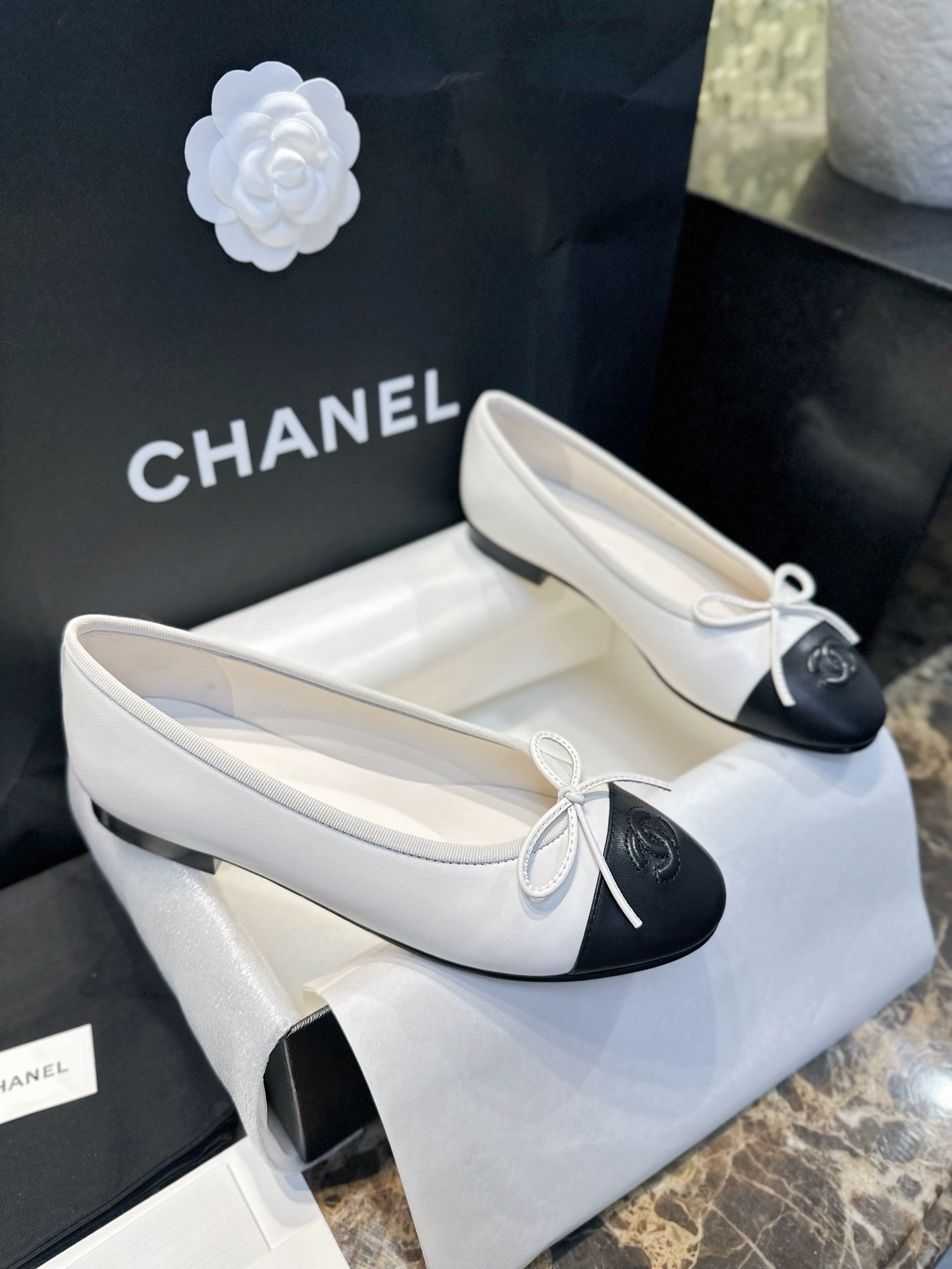 [팬더샵] 샤넬 CC로고 레더 배색 리본 발레리나 슈즈 3컬러 Chanel