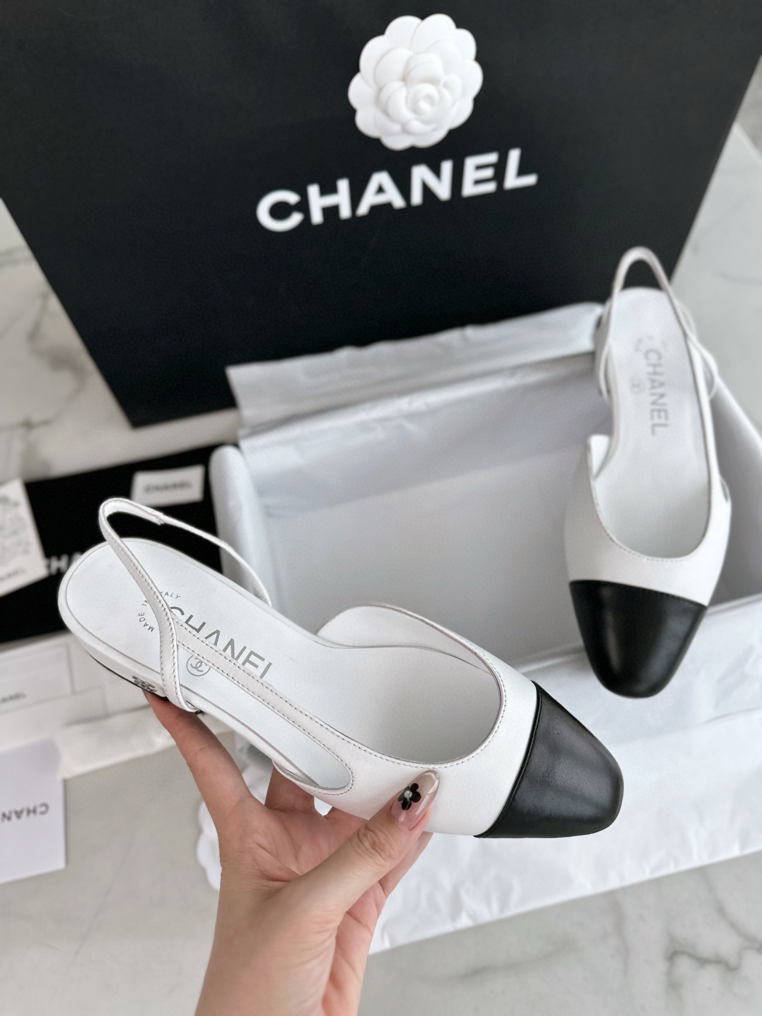 [팬더샵] 샤넬 CC 로고 레더 배색 샌들 로우힐 슬링백 검/흰 Chanel
