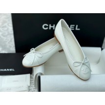 [팬더샵] 샤넬 CC 스티치 로고 레더 리본 발레리나 슈즈 화이트 Chanel
