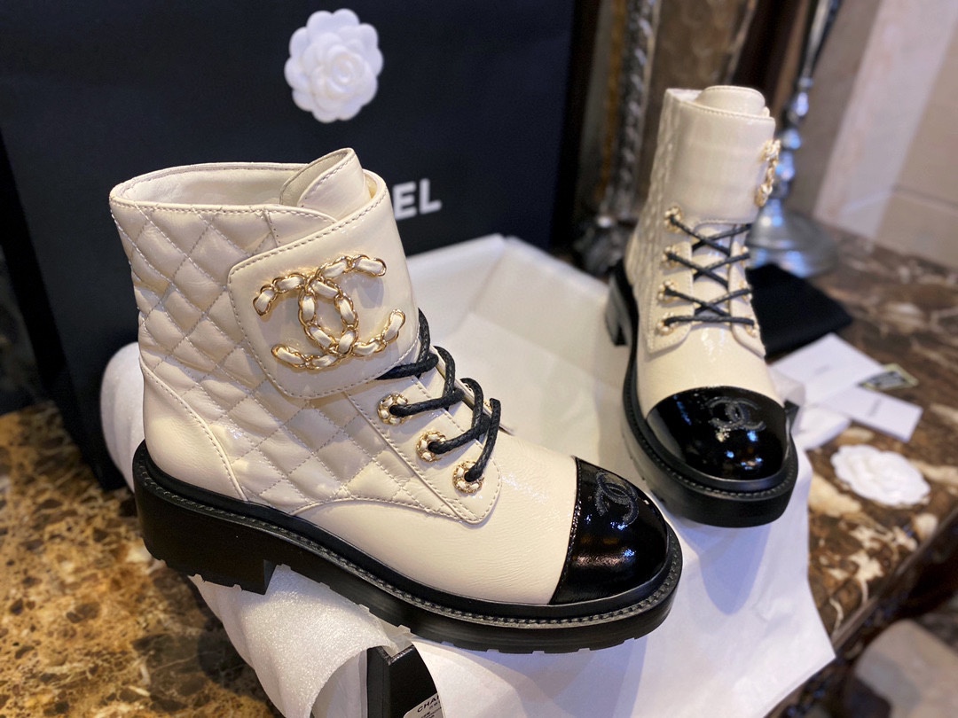 [팬더샵] 샤넬 CC 금색 체인 로고 퀼팅 배색 앵클 부츠 화이트 Chanel
