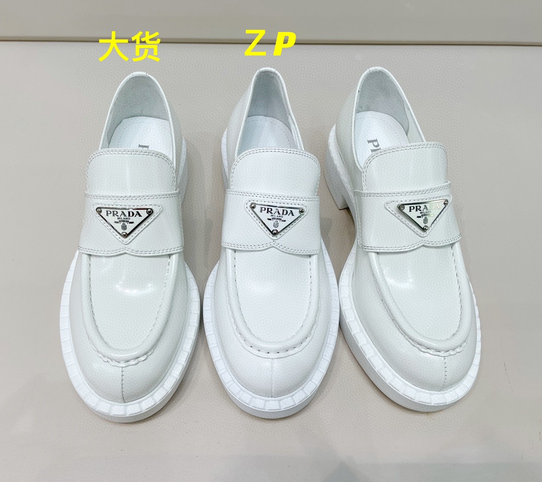 [327] 프라다 레더 앞 모노그램 세모 단색 로퍼 3cm 화이트 Prada