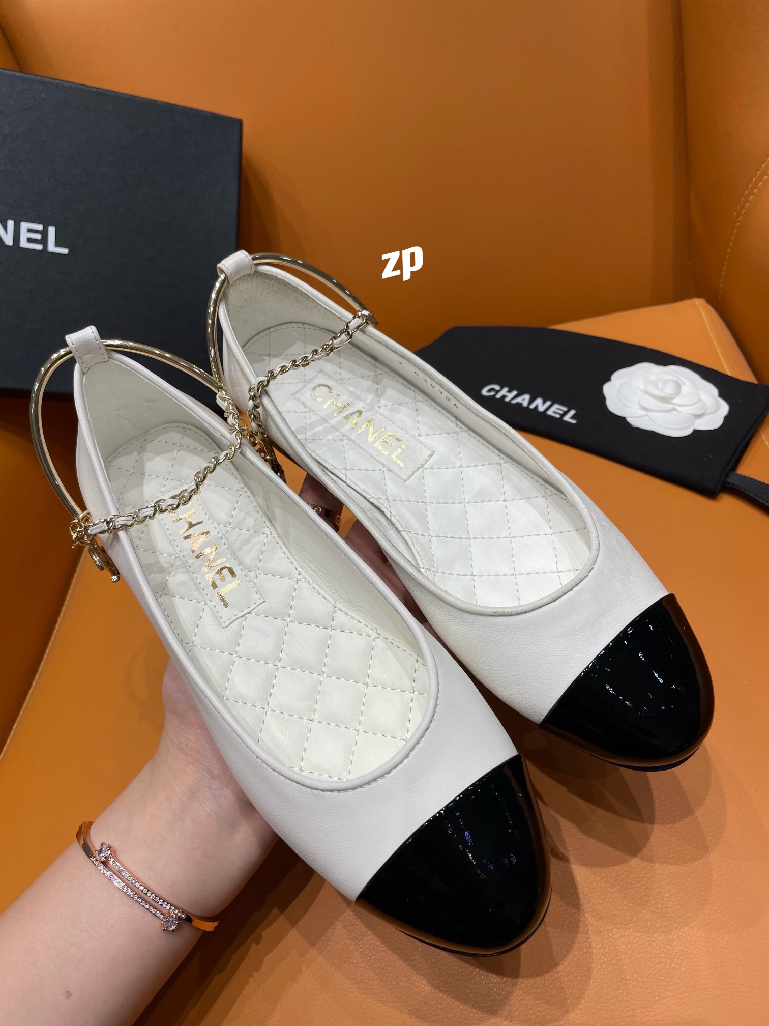 [A1] 샤넬 양가죽 체인 배색 발레리나 슈즈 Chanel