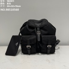 블랙프레임공장 프라다 파우치가 달...