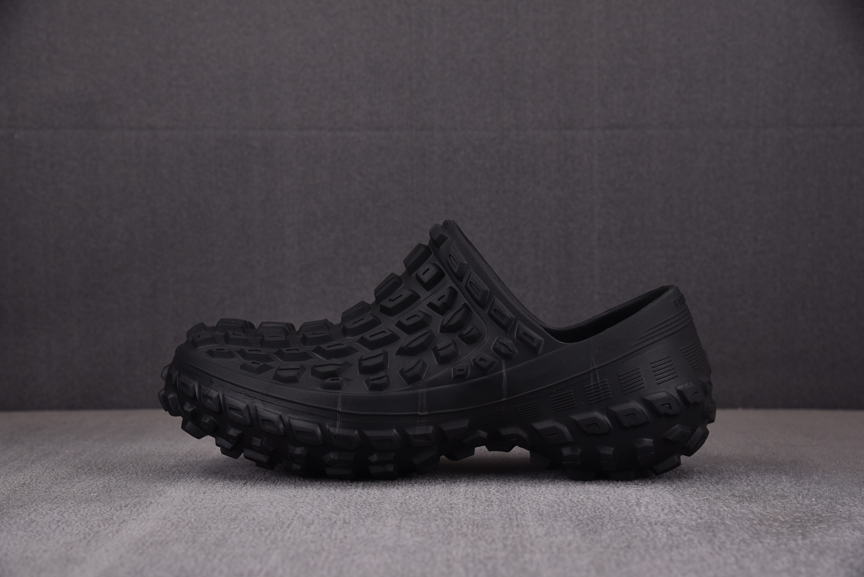 발렌시아가 디펜더 Balenciaga Defender 블랙