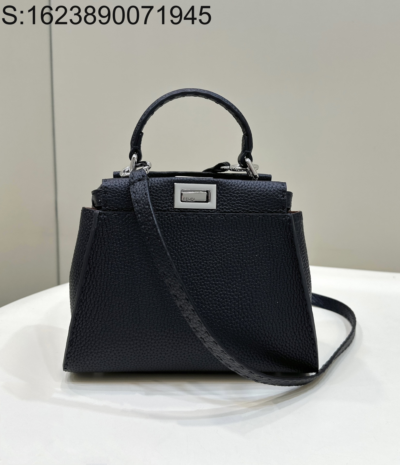 [니콜] 펜디 레더 은색 버클 핸드백 23cm 블랙 Fendi
