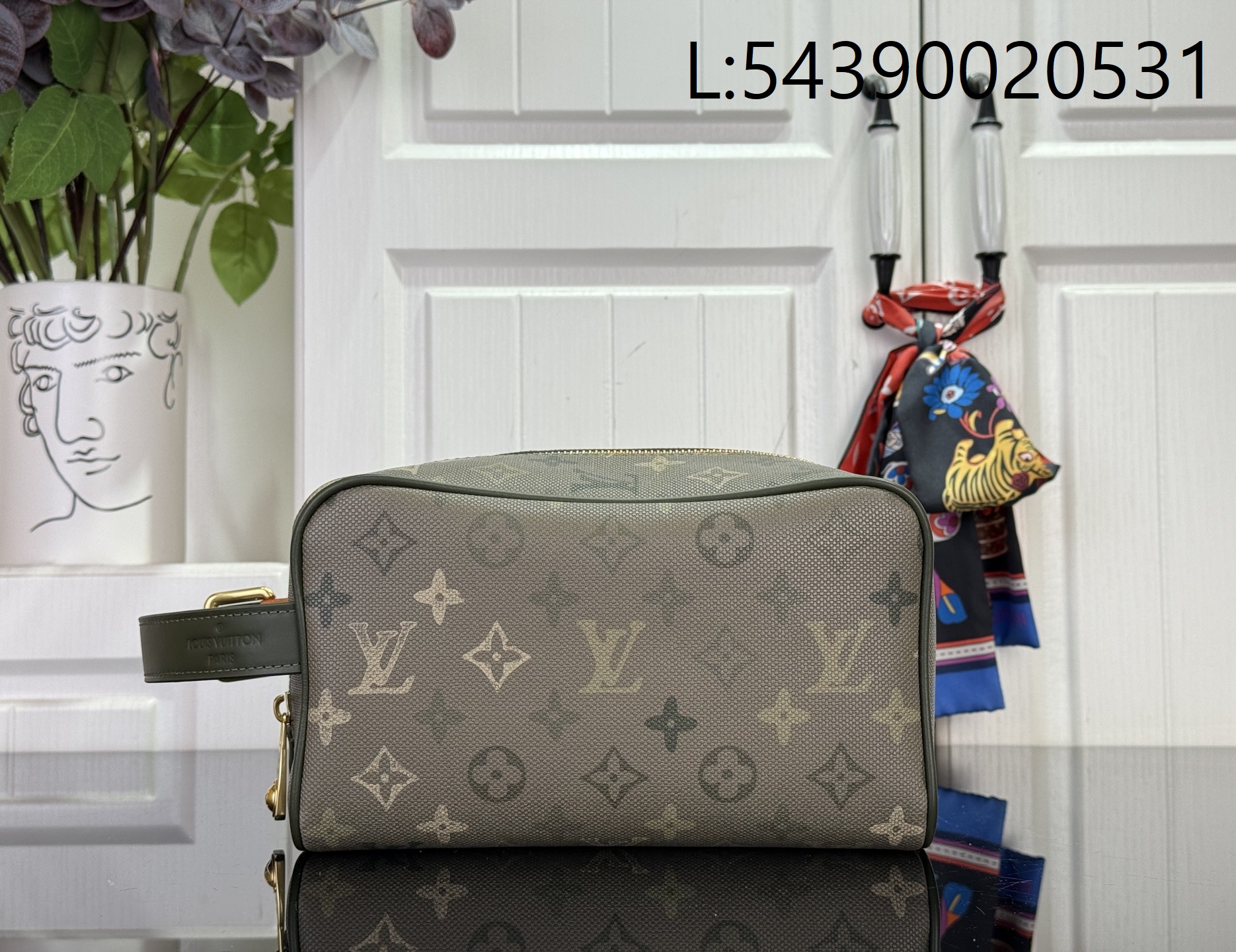 [88factory] 루이비통 도프 키트 카키 M26963 13*12*23cm