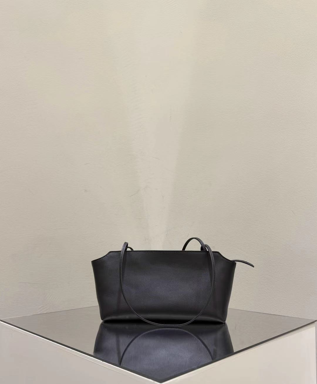 [켄달공장] 더 로우 테라스 투 고 백 블랙 21*10.5*12.5cm