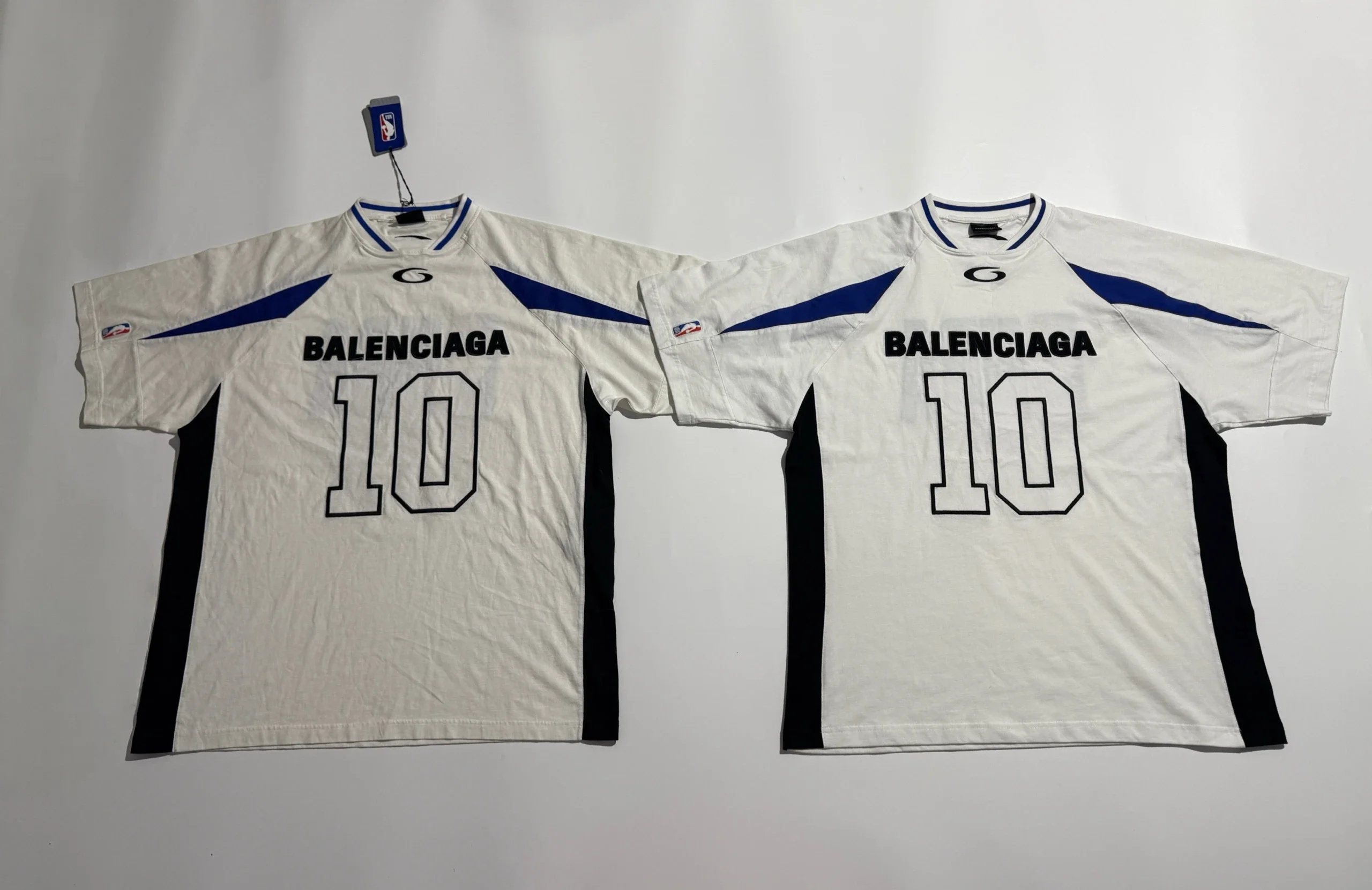 [꼬부기셀러] Balenciaga 발렌시아가 26SS NBA 화이트 블루 배색 오버핏 반팔 티셔츠
